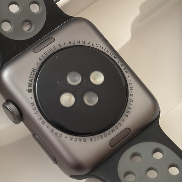 Apple Watch Series 3 42MM Aluminum case free cover - Picture 16 of 17